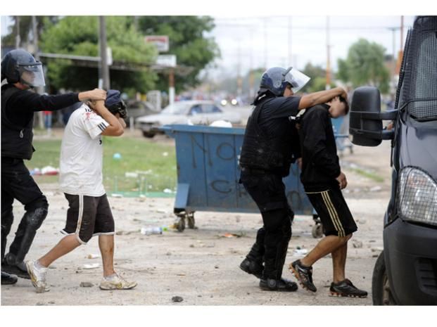 Police make periodic arrest of the *soldaditos* 